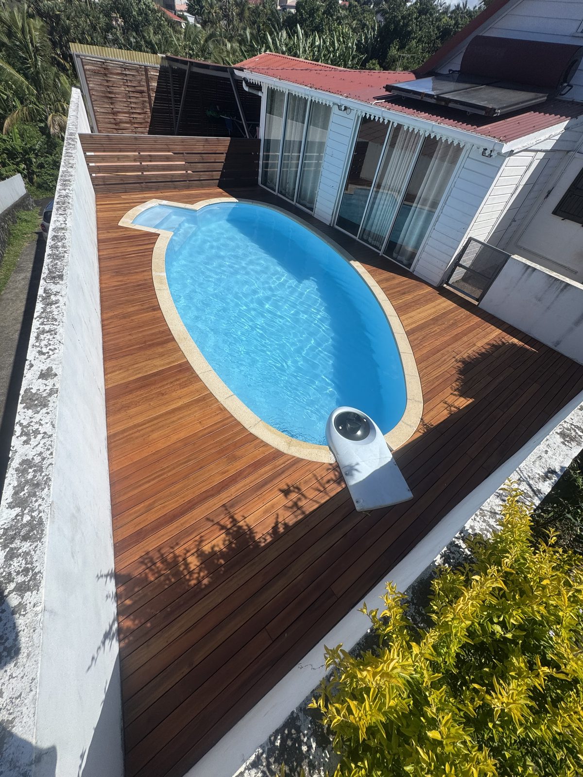 Toit-terrasse bois autour de la piscine, réalisé par AMMO