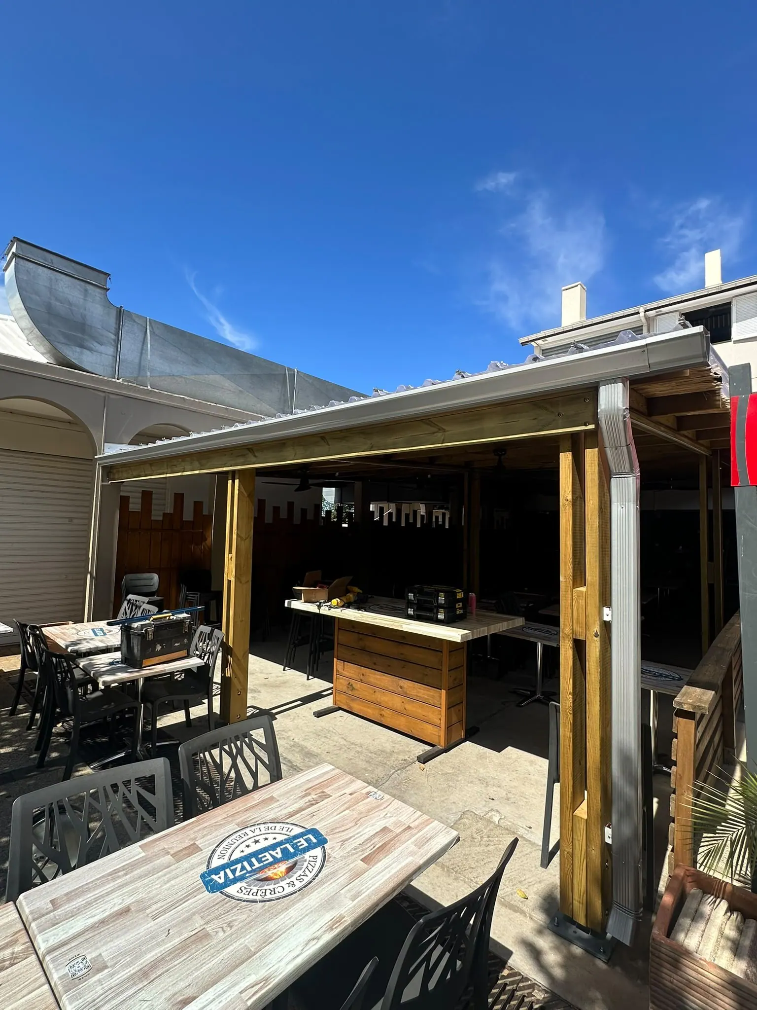 Pergola bois couverte sur une terrasse de restaurant