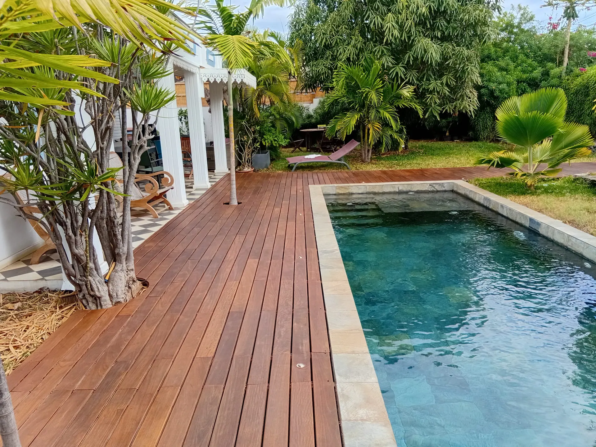 Traitement d'une terrasse bois autour d'une piscine